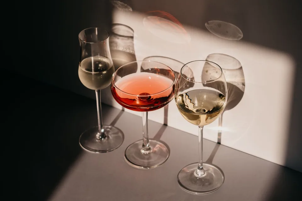 Verres de vin sur une table