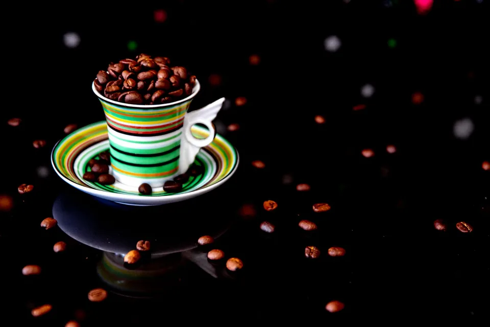 Tasse remplie de grains de café