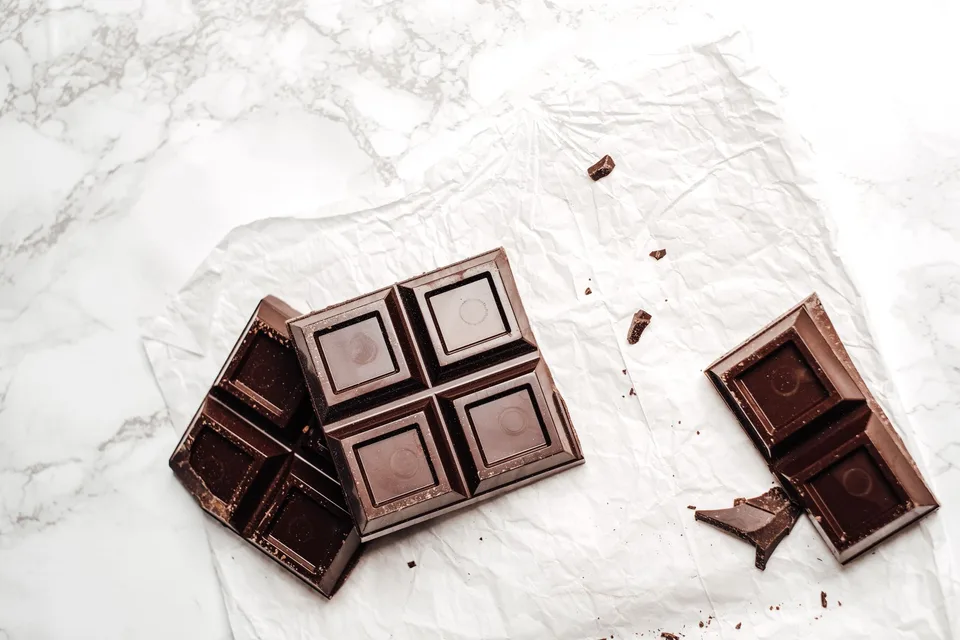 Tablettes de chocolat noir sur un plan de travail