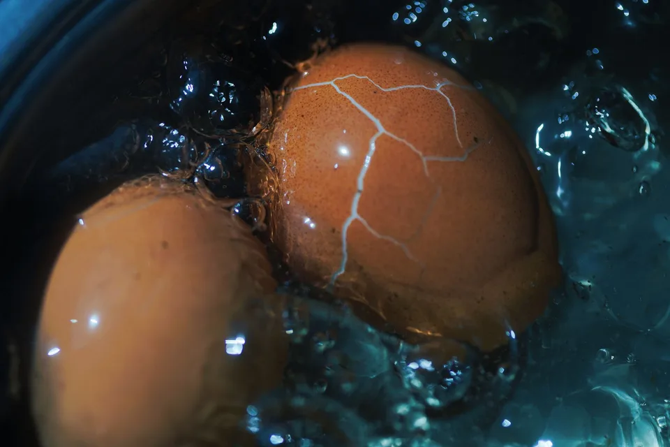Oeufs en train de cuire dans l'eau