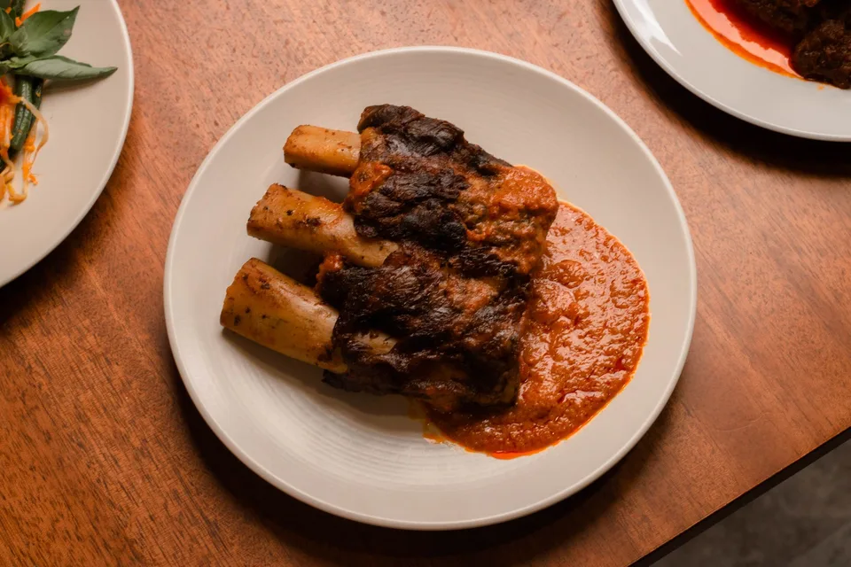 Côtes de boeuf cuites dans une assiette