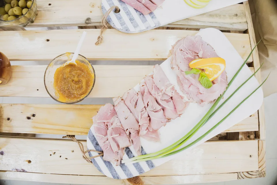 Tranches de jambon sur une planche